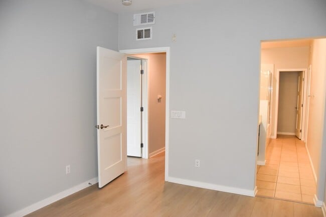 Building Photo - 507 W Maple Ave