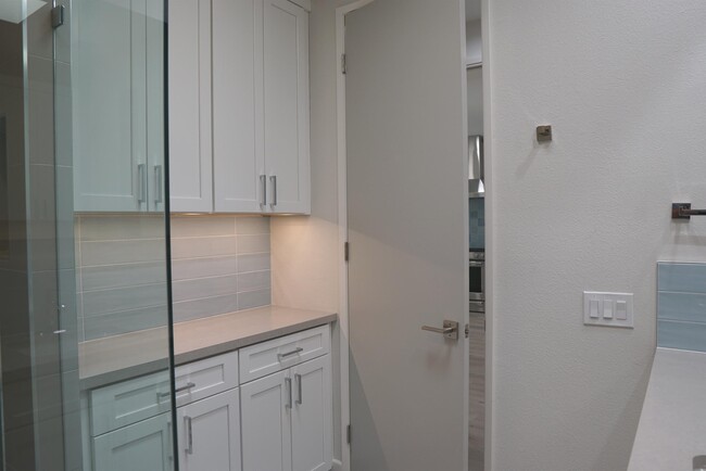 Building Photo - 204 N Hermosa Dr