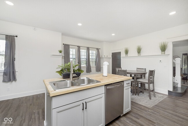 Building Photo - 1432 Sturm Ave