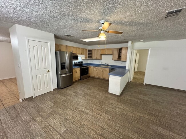 Building Photo - Ready For Move In - Nice 3/2 in West SA In...