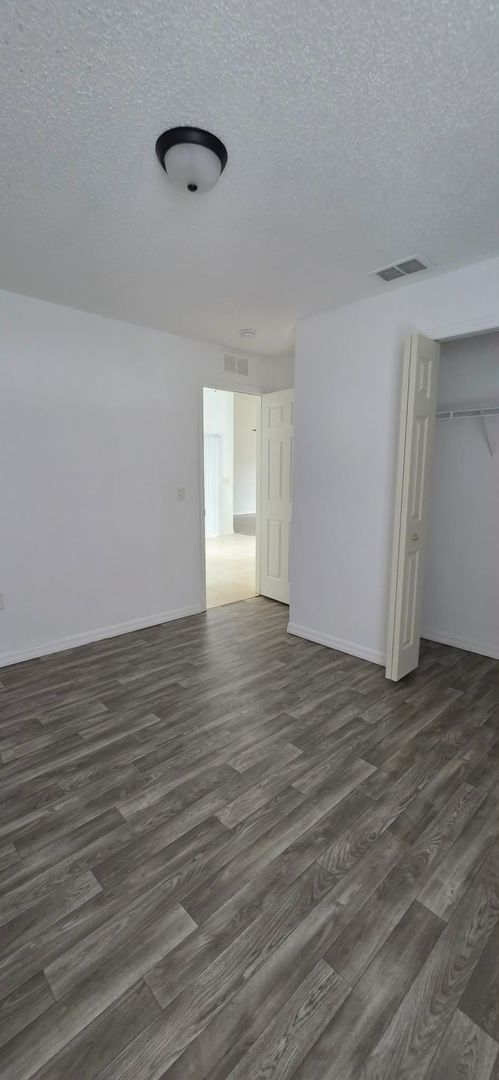 Building Photo - Spacious 3BR/2BA Home with Screened Patio and 2-Car Garage