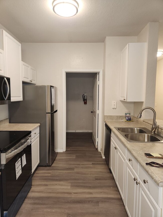 Building Photo - 5001