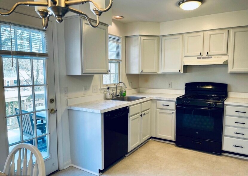 Building Photo - 7829 Gum Springs Village Dr