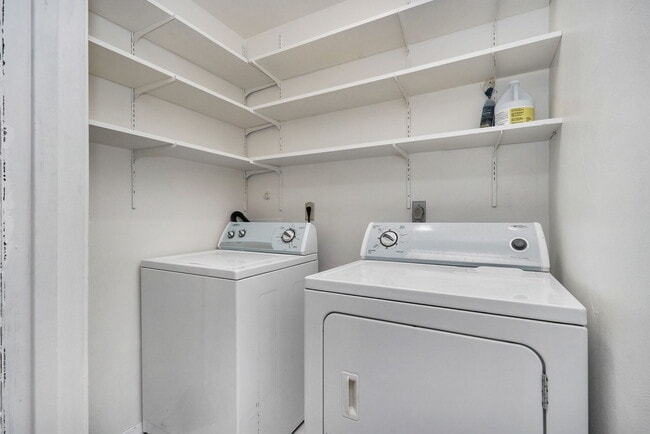 Building Photo - 5213 Clover Hill Dr