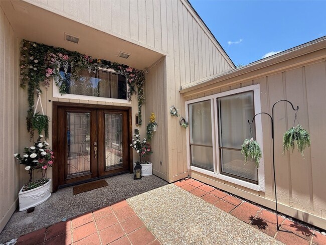 Building Photo - 2358 Binley Dr
