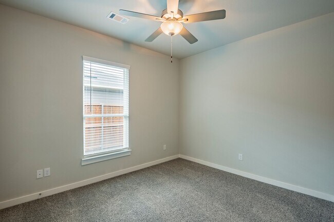 Building Photo - AVAILABLE NOW! GORGEOUS 4 BEDROOM DUPLEX L...