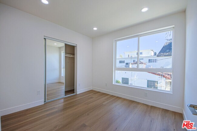 Building Photo - 10801 Kling St