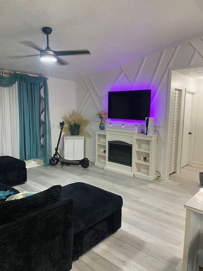 Building Photo - Spacious 3BR with bonus office space