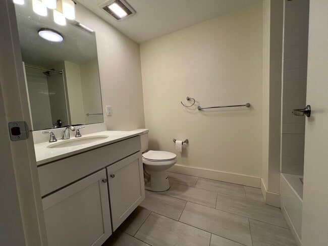Building Photo - Great 2Br/2Bth apartment in great location ! Laundry in unit!