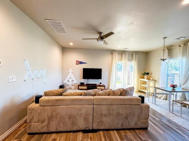Building Photo - 3 Bed 2 Bath in NW OKC