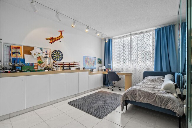 Building Photo - 300 Bayview Dr