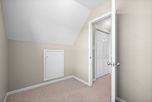 Building Photo - Pet Friendly Three Bedroom with Bonus!