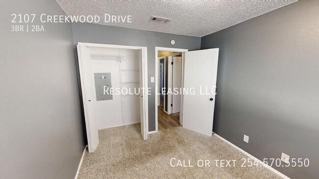 Building Photo - 2107 Creekwood Dr