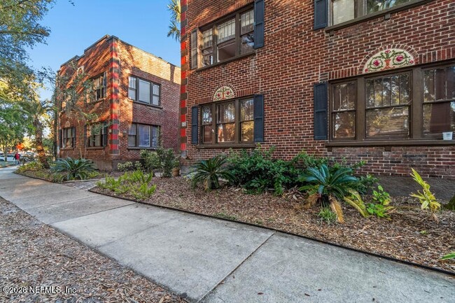 Building Photo - 2744 Riverside Ave