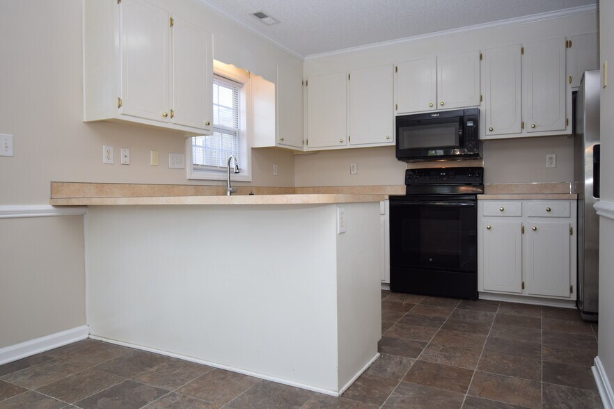 Building Photo - 2380 Vineyard Dr
