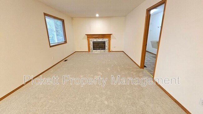 Building Photo - 12220 Ravena Pl NW