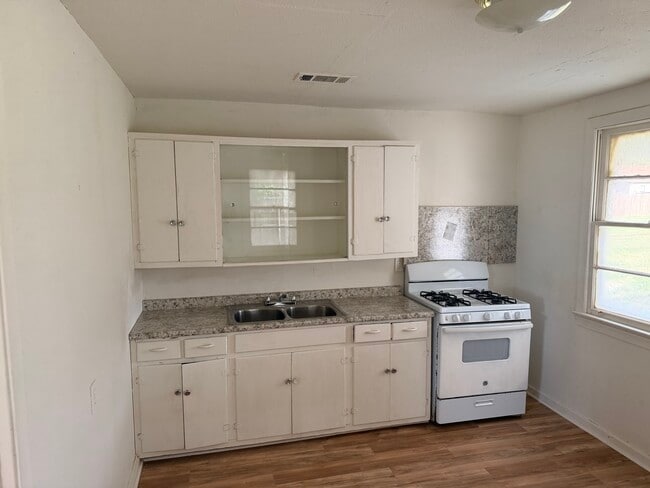 Building Photo - 1117 Evergreen Dr