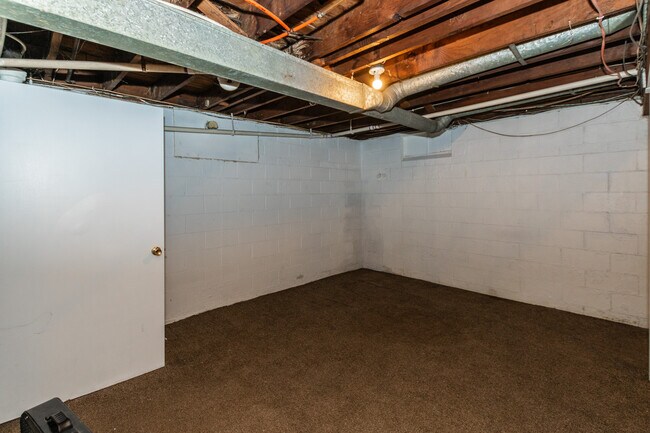 Building Photo - 4942 W 11th St