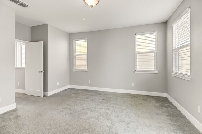 Building Photo - Move-In Special! Beautiful Alkali Flat Rental!