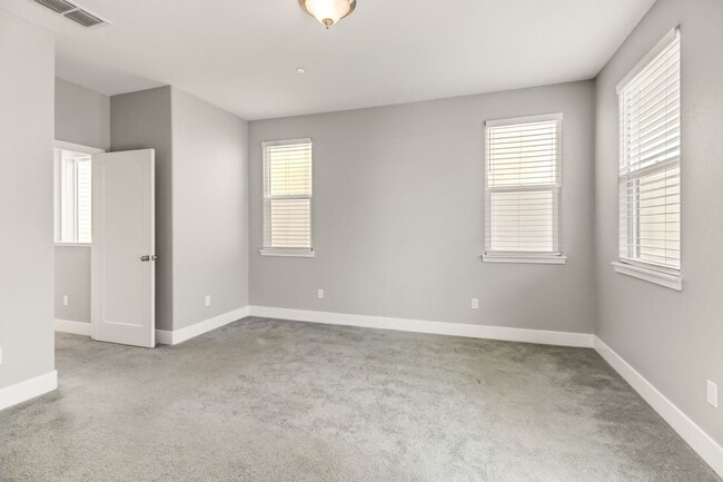 Building Photo - Stunning Alkali Flat Residence: Half Month Free With Move-In by 02/01/2026