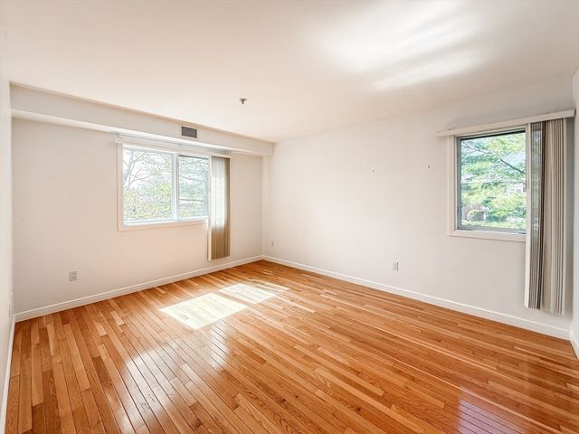 Building Photo - 60 Broadlawn Park