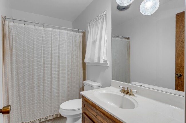 Building Photo - 400 Robin Ln