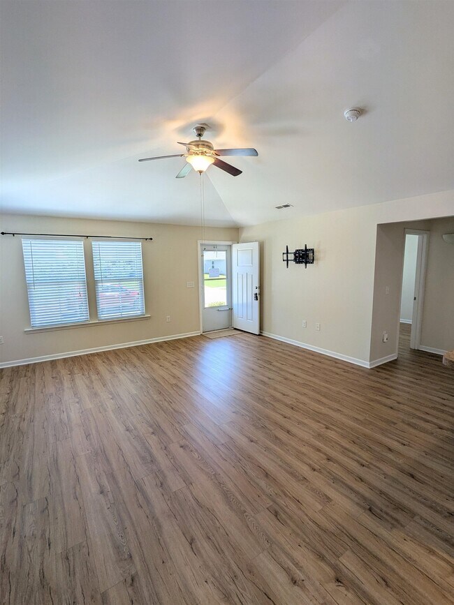 Building Photo - 1328 Valor Rd
