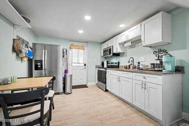 Building Photo - 719 S Shores Rd