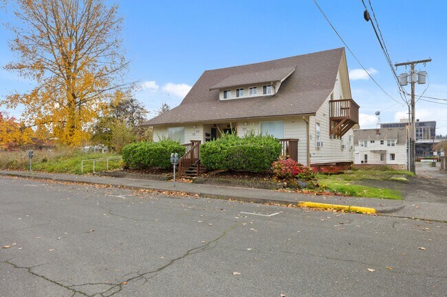 Building Photo - MOVE IN READY! Includes water, sewer and garbage. 2 bed 1 bath downtown Olympia!