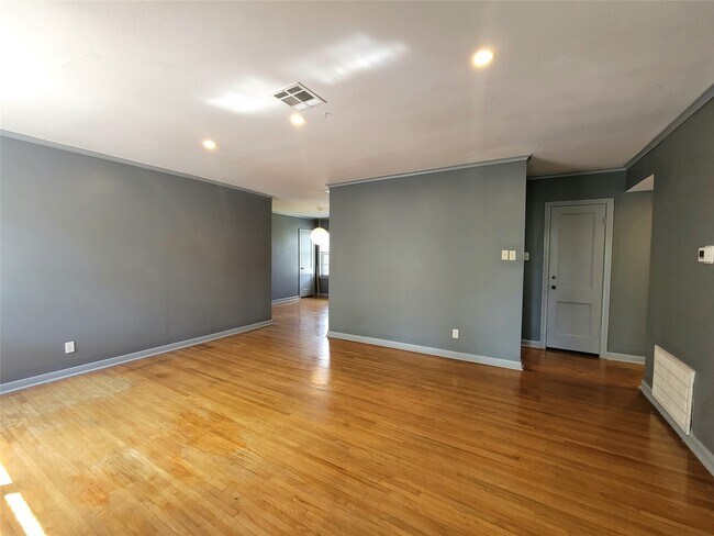 Building Photo - 2027 Sheridan St