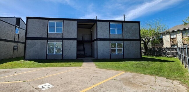 Building Photo - 806 Oran Cir