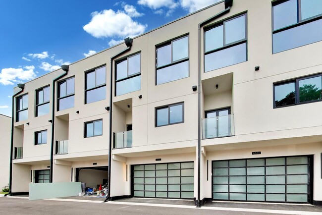 Building Photo - 6344 Hennings Ct