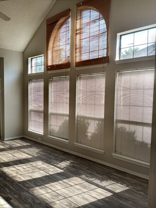 Building Photo - 906 Teakwood Ln