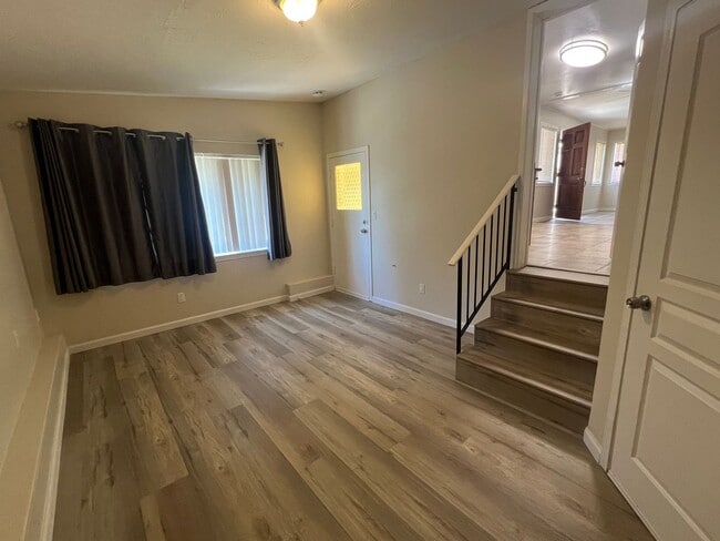 Building Photo - 3 bedrooms, 2 full bathrooms near CV high! Available now!