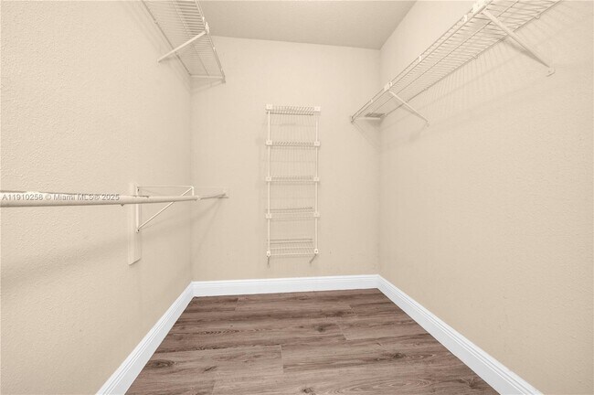 Building Photo - 833 Riverside Dr