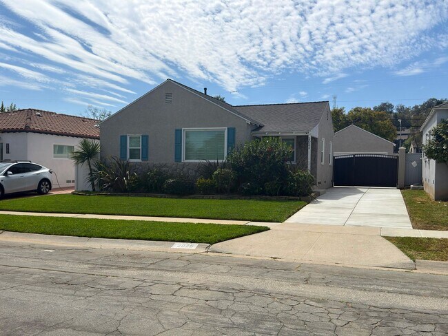 Building Photo - **2025 Euclid Ave Long Beach** Beautiful 3 bedroom 2 bath !!2 weeks free OAC!!