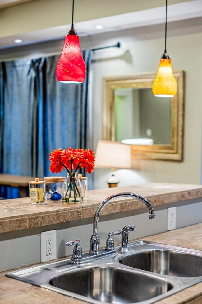 Building Photo - 902 Marquette Ave NW