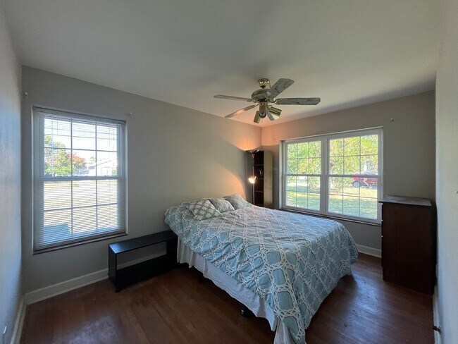 Building Photo - HOUSE AND BACK APARTMENT ON LARGE LOT!!