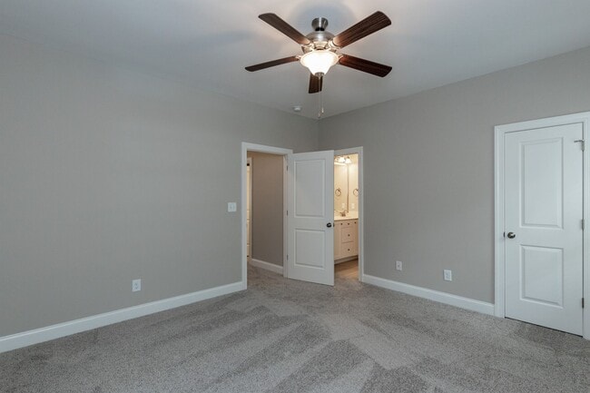 Building Photo - 3 bedroom/2.5 Bath End Unit Townhome in Ho...
