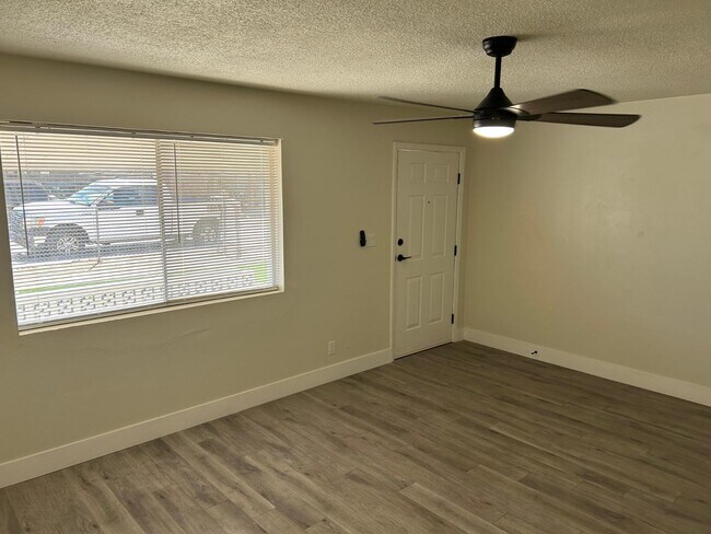 Building Photo - 726 E 3rd Ave