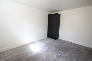 Building Photo - 709 E 600 N