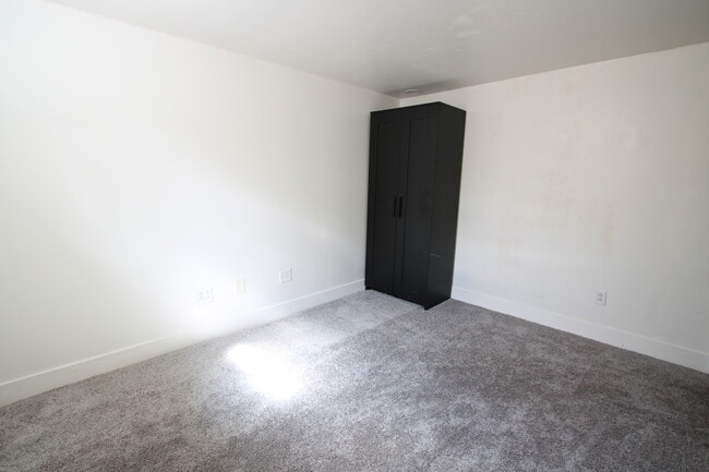 Building Photo - 709 E 600 N