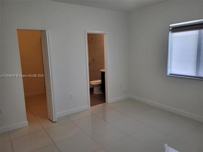 Building Photo - 1027 SW 11th Ave