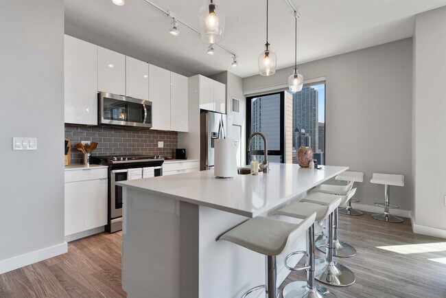 Building Photo - 823 N Clark St