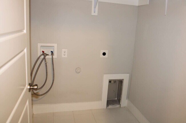 Building Photo - 3104 Armstrong Ave