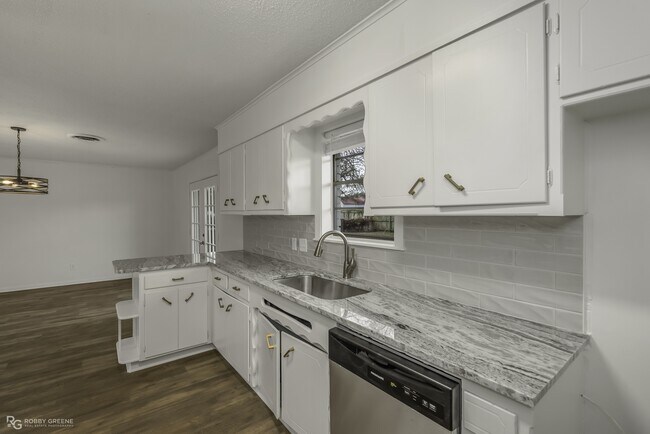 Building Photo - 2425 Belmont Blvd