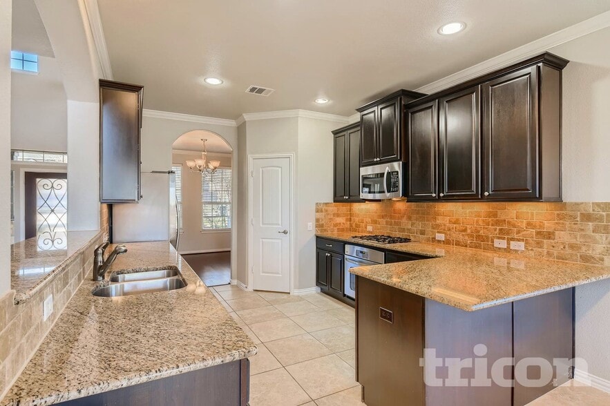 Building Photo - 1913 Colony Glen Ln