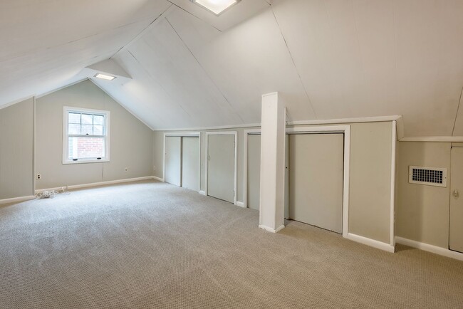 Building Photo - Classic Chevy Chase Charm in NW DC Availab...