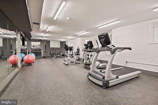 Building Photo - Dupont Circle Modern Studio Apartment In H...