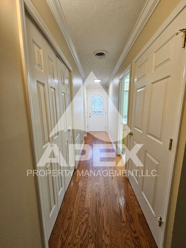 Building Photo - Spacious 3 Bd 2.5 Ba Condo w/Carport in heart of West Knox!